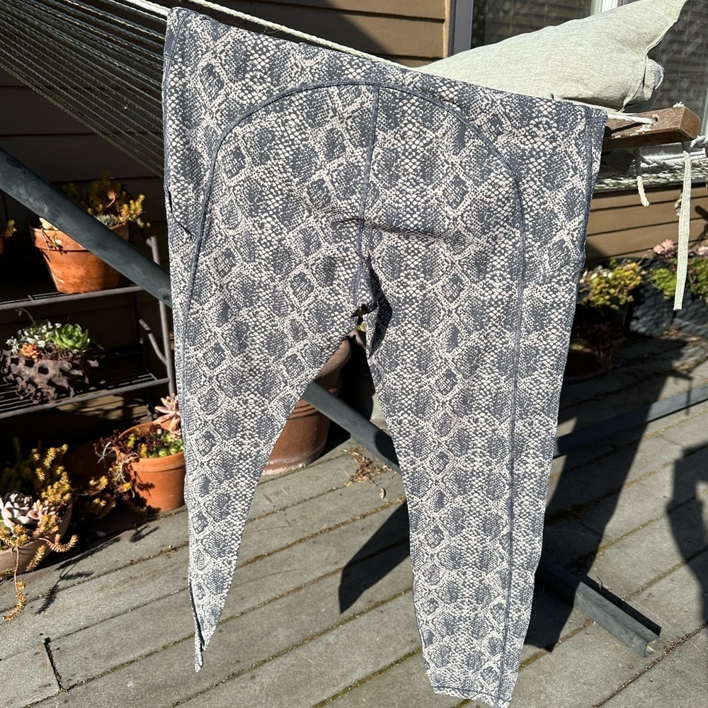 Xl Athleta snakeskin print, 7/8 length leggings w 2 small side pockets. EUC - Picture 9 of 11